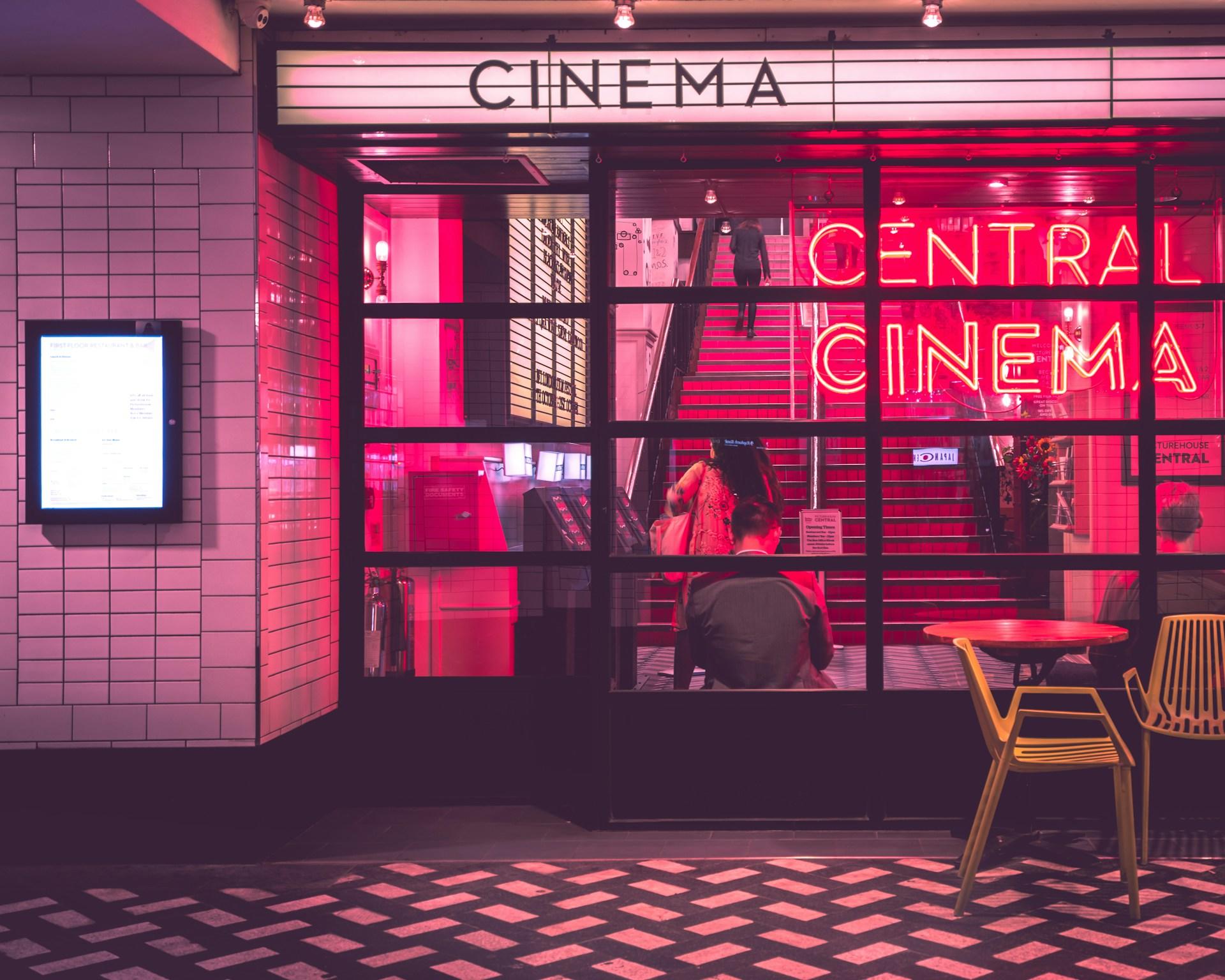 Kino med røde neonskilt inne.