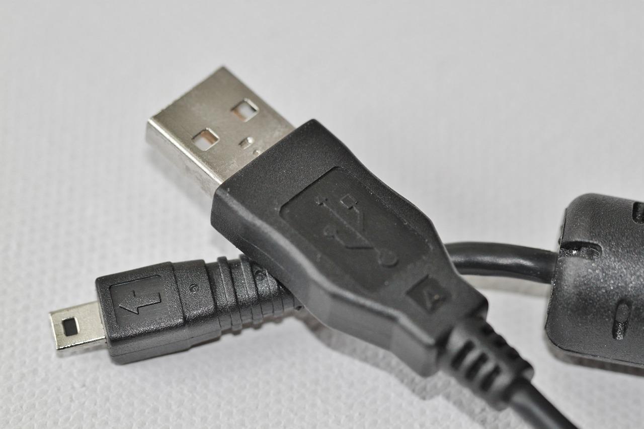 Et nærbilde av en USB-kabel med standard USB på den ene siden og mini-USB på den andre.