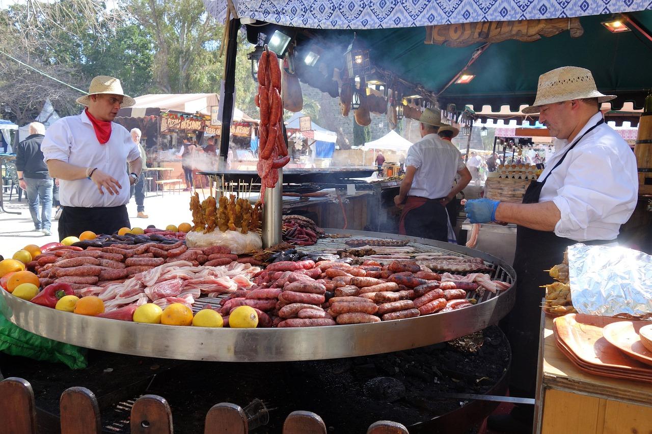 Et tradisjonelt mallorkinsk marked med et utvalg av lokale kjøttprodukter og grillet mat.