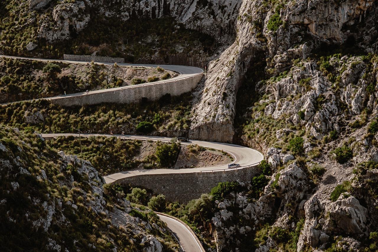 Slingrende veier i Serra de Tramuntana-fjellene på Mallorca.