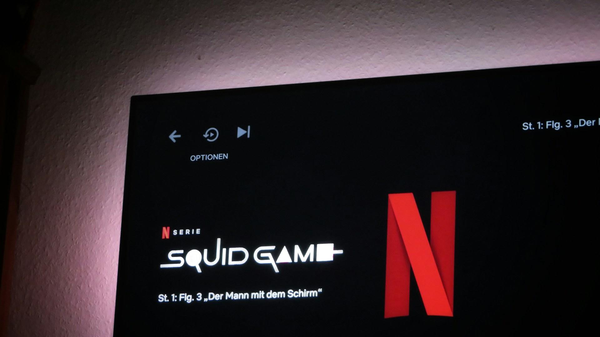 Hjørne av skjerm som viser Squid Game på Netflix.
