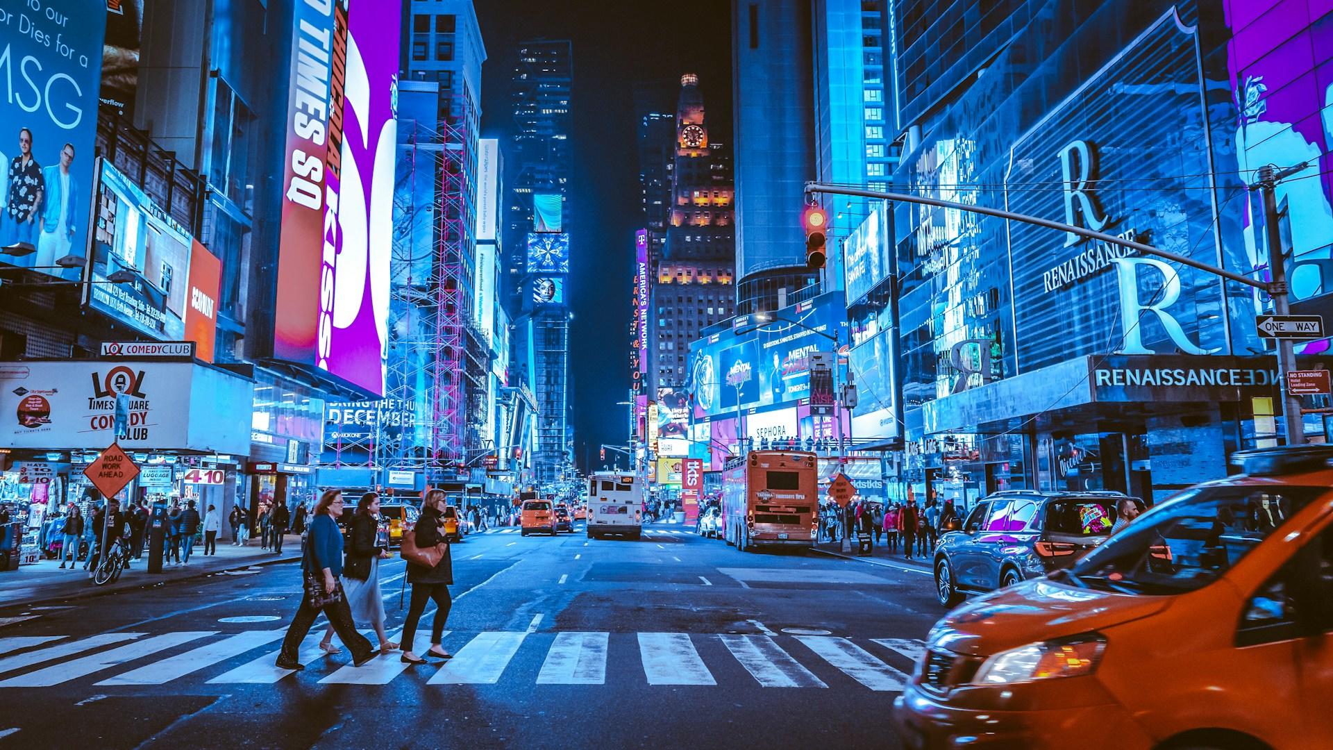 Times Square i en blått og lilla lys.