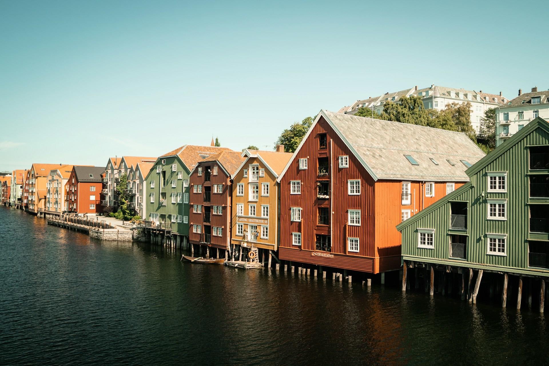 Brygge med fargerike hus i Trondheim, ved vannet.