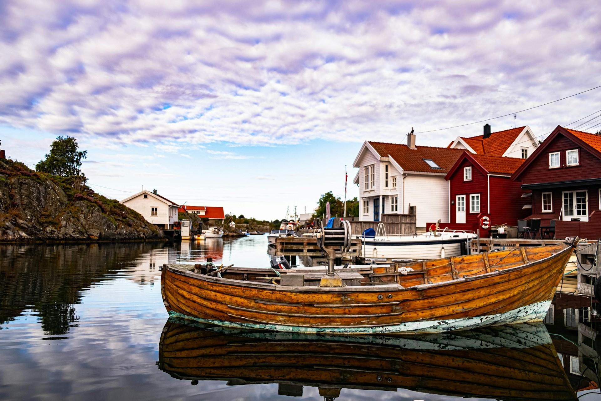 Tresnekke og sørlandshus med vann.