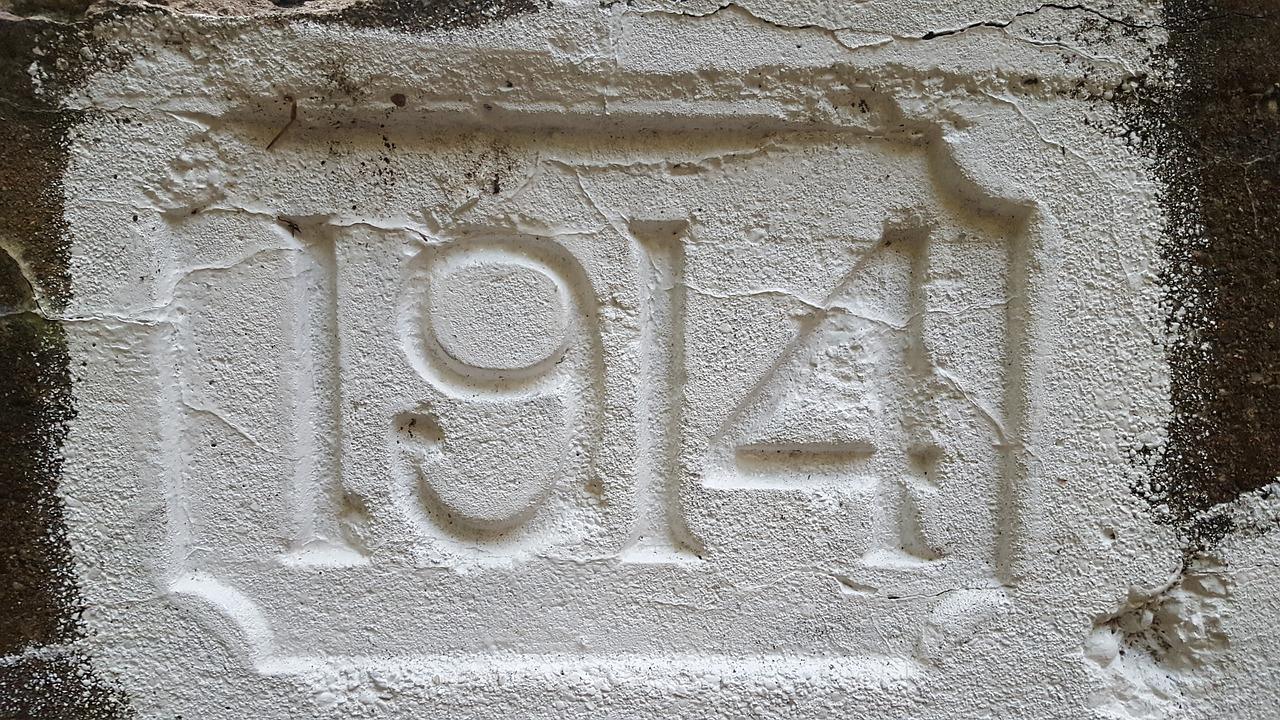 "1914" inngravert i stein.