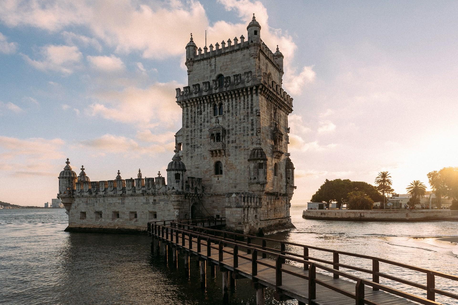 Belémtårnet i Portugal som står ved vannet.