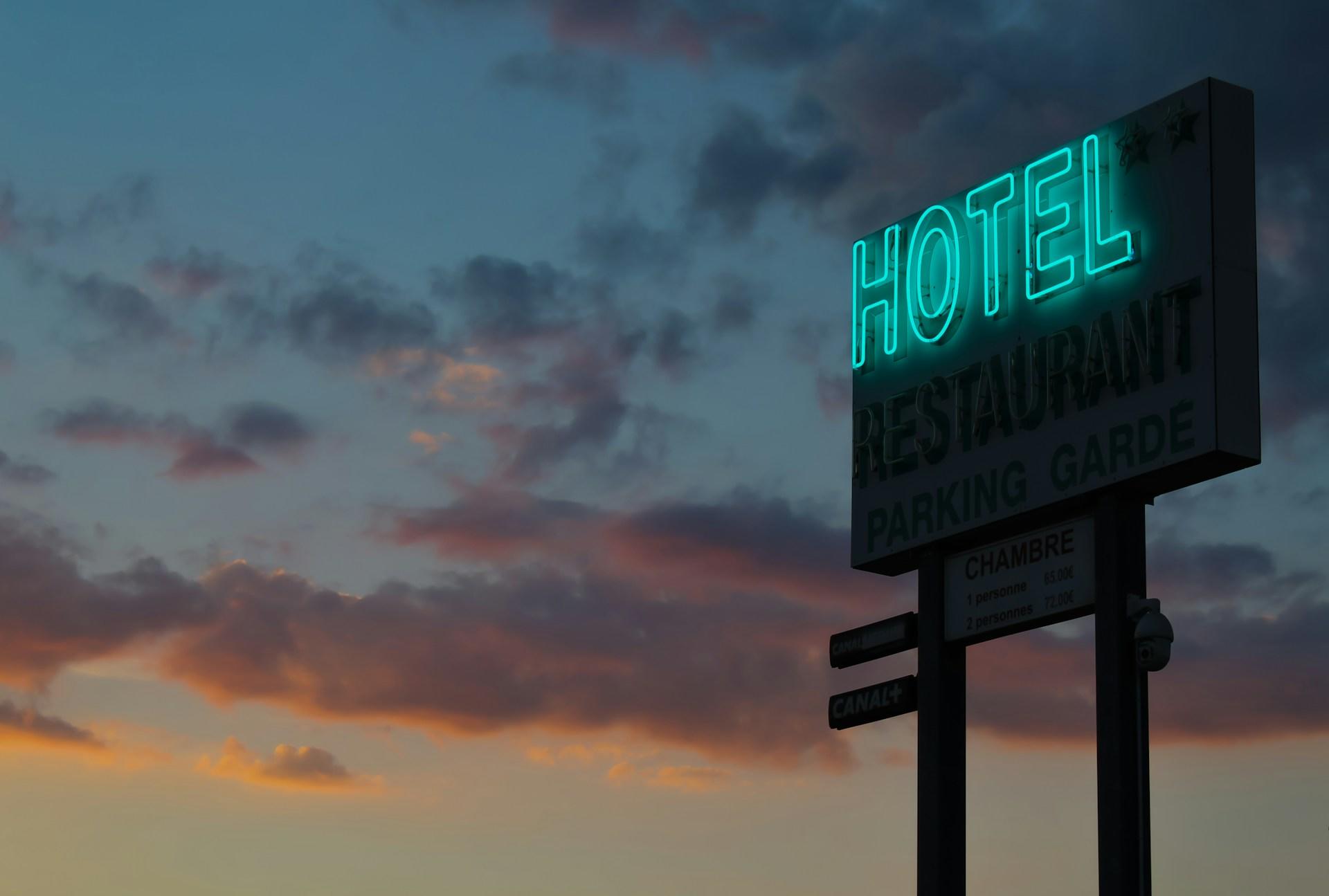 Blått neonskilt med Hotel.
