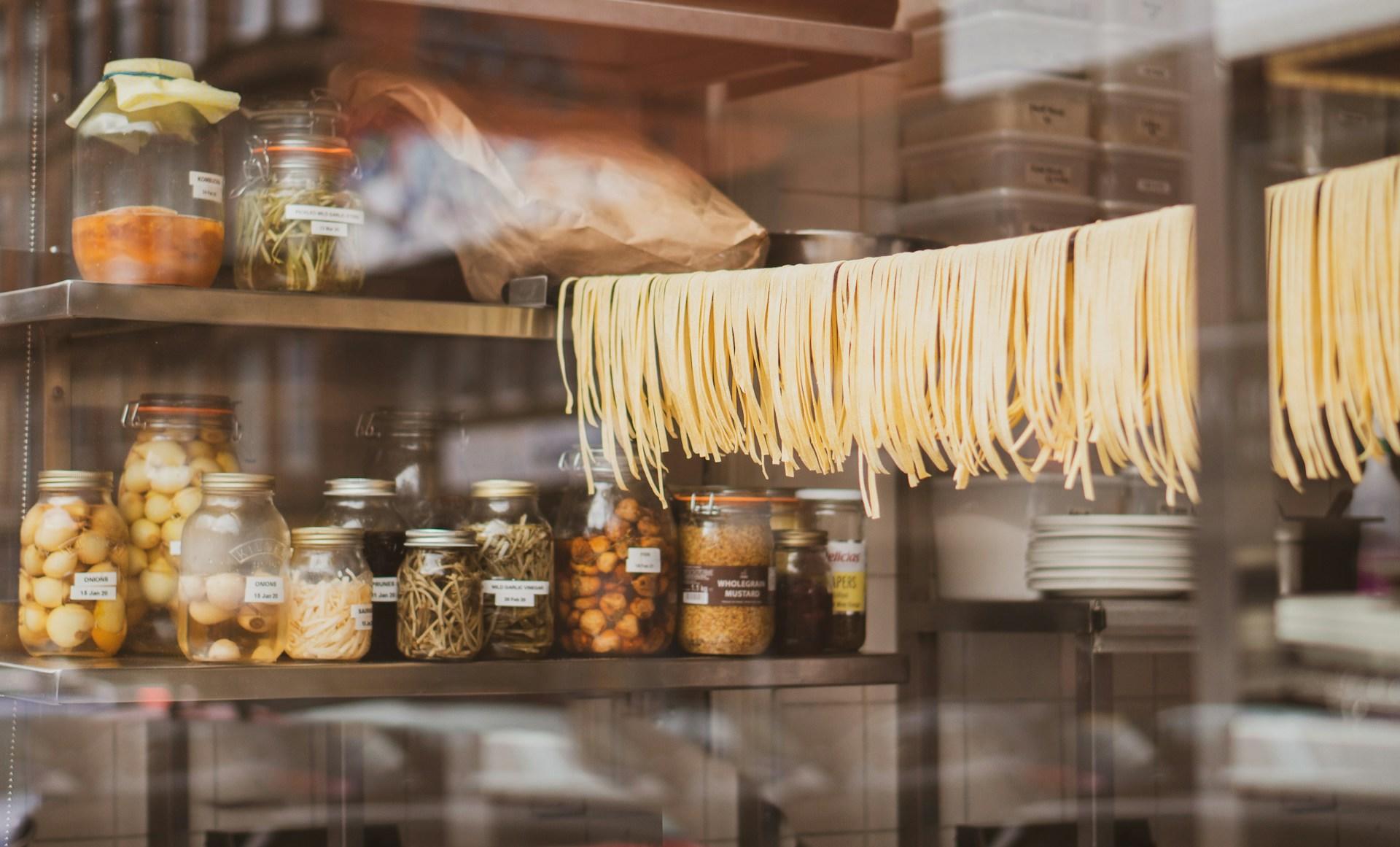 pasta som henger til tørk i italiensk delikatessebutikk