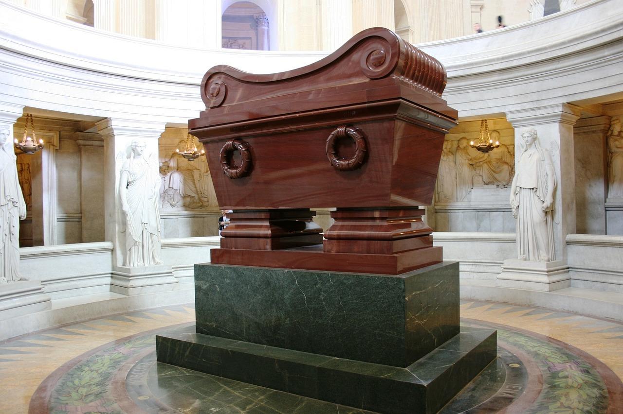 Napoleons grav i Les Invalides i Paris, et symbol på hans endelige fall etter nederlaget ved Waterloo.