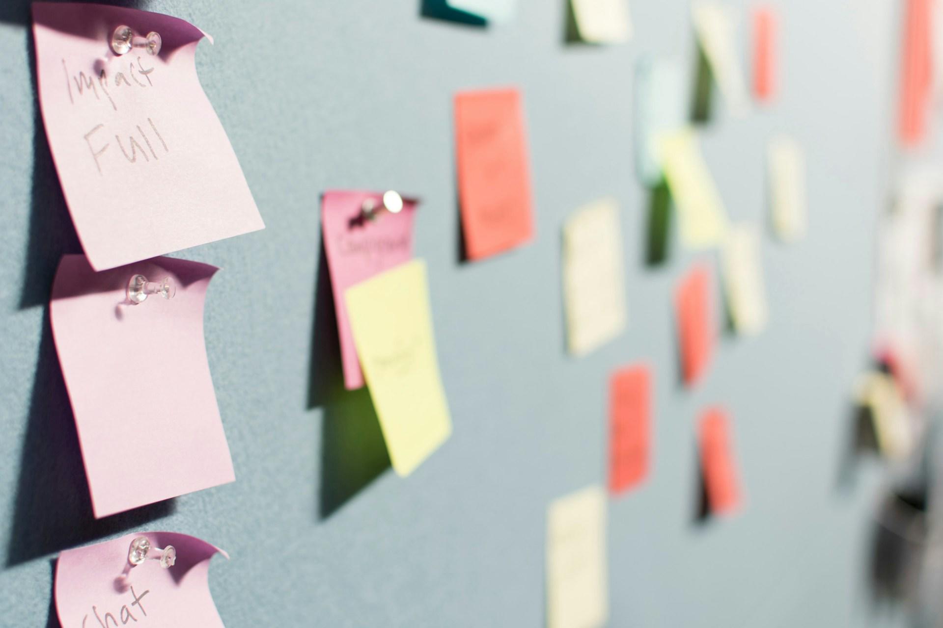 Post-it lapper som henger på en tavle