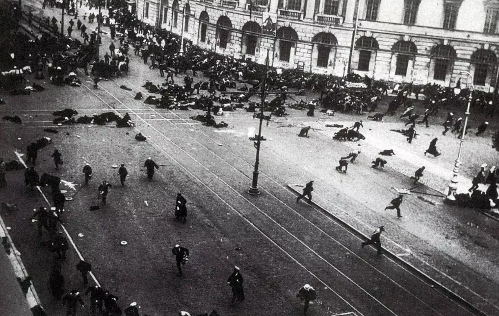 Svart-hvitt bilde av en gate i Petrograd (St. Petersburg) med mennesker som flykter og døde kropper liggende på bakken under Februarrevolusjonen 1917.