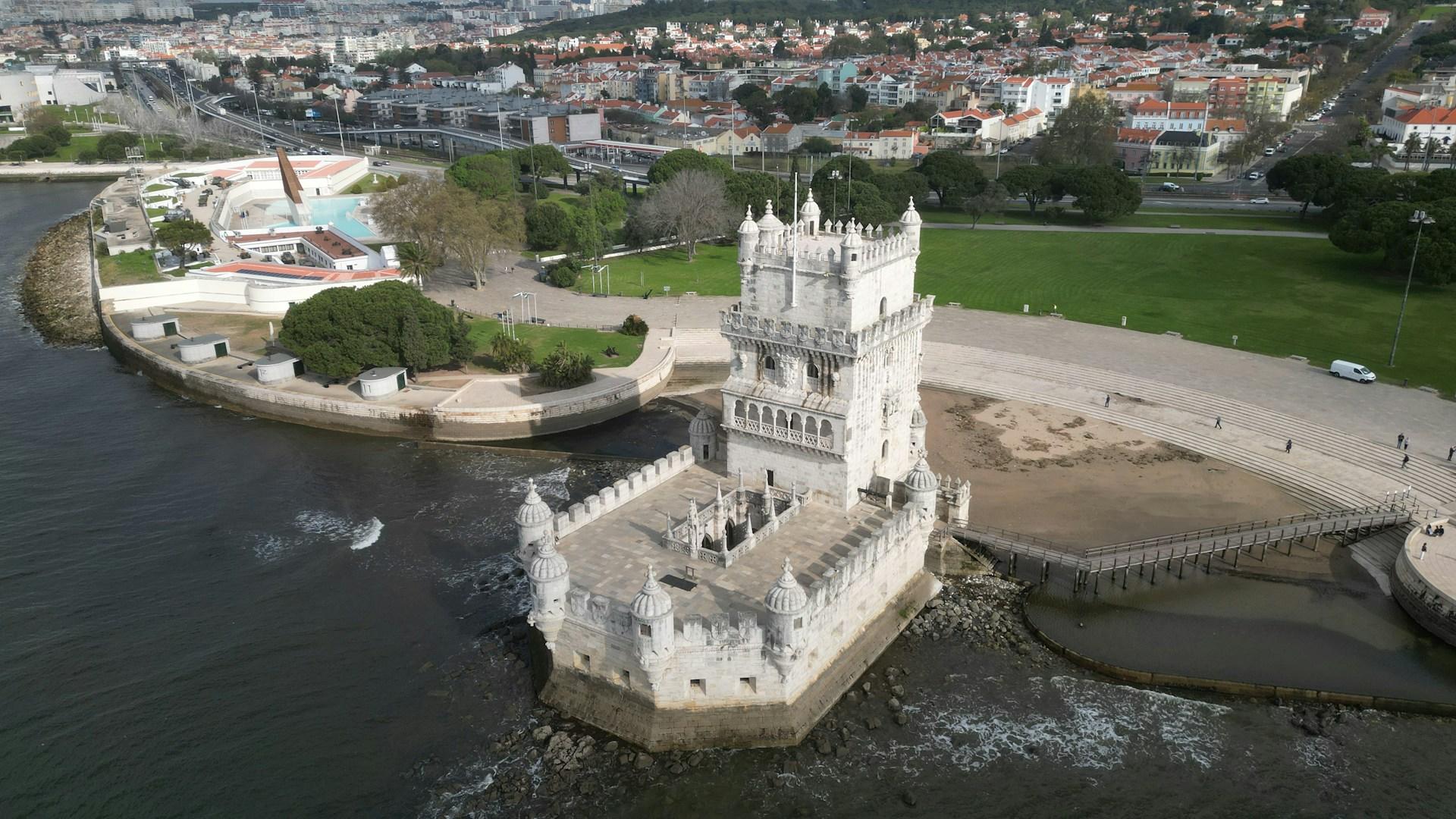 Det historiske Belém-tårnet i Lisboa, ved vannet.