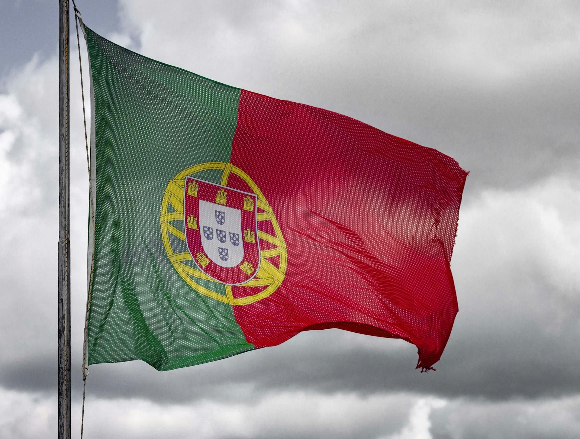 Portugisisk flagg i vinden.