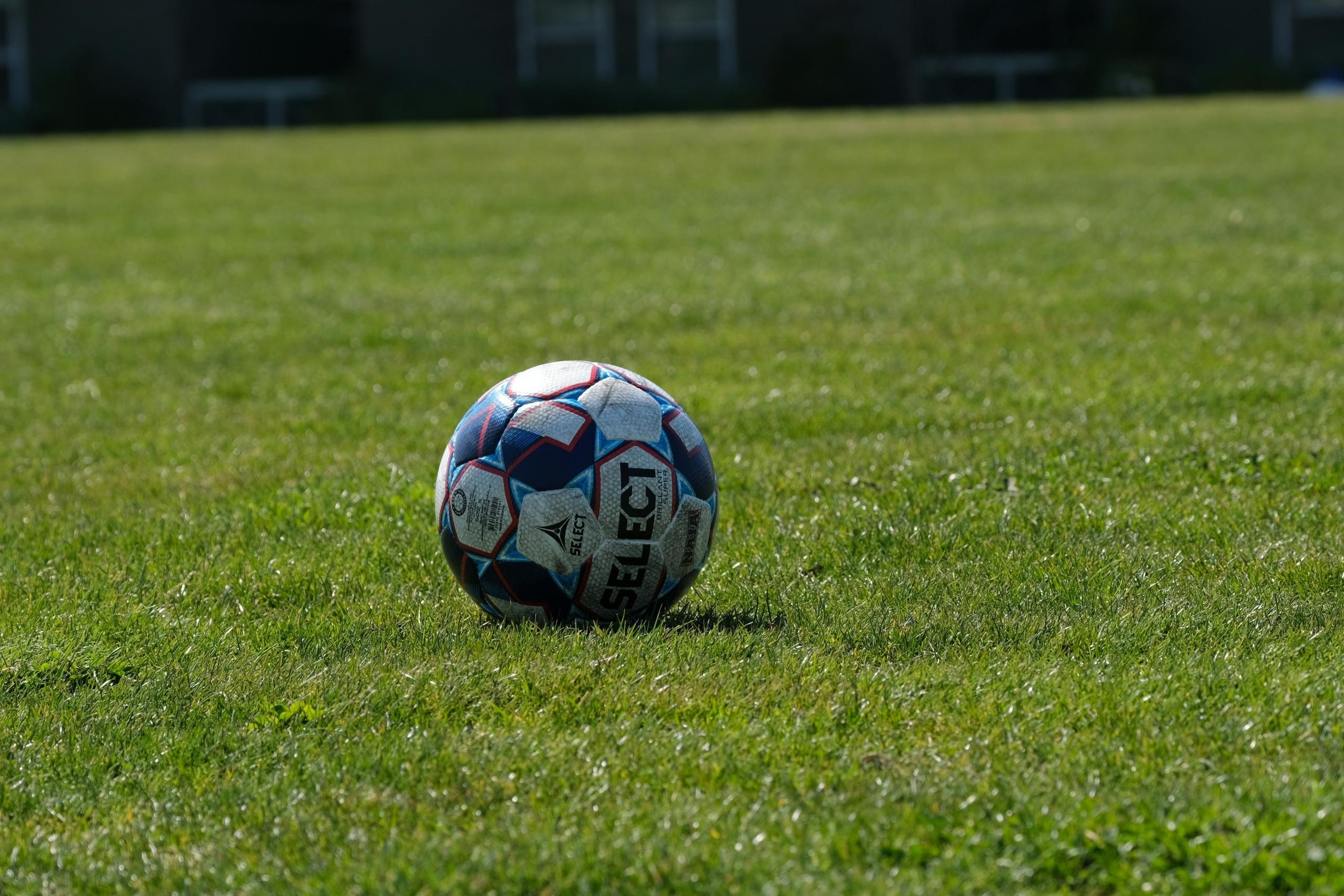 Fotball på en grønn gressbane