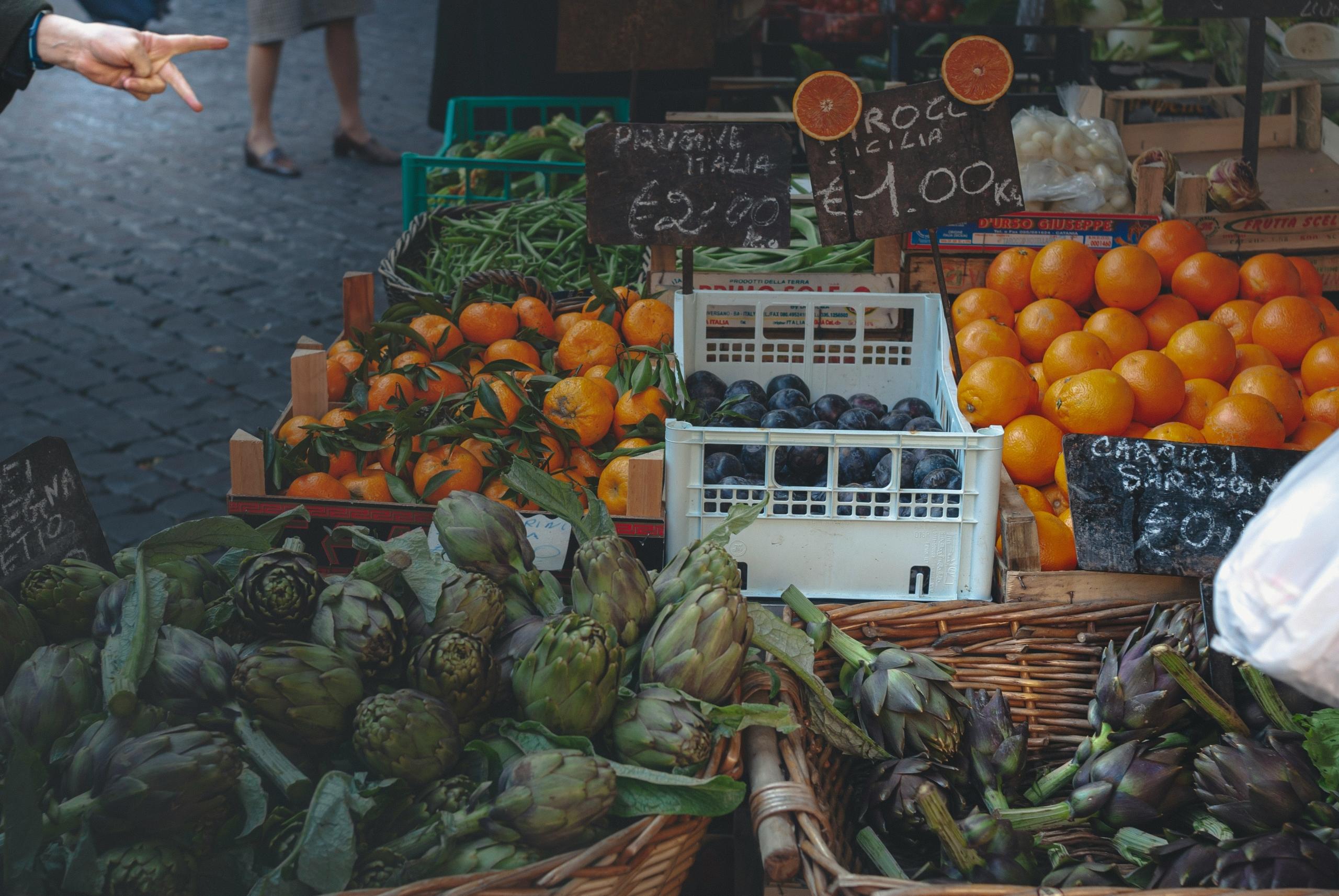 Marked i Italia med frukt som ligger i kasser. 