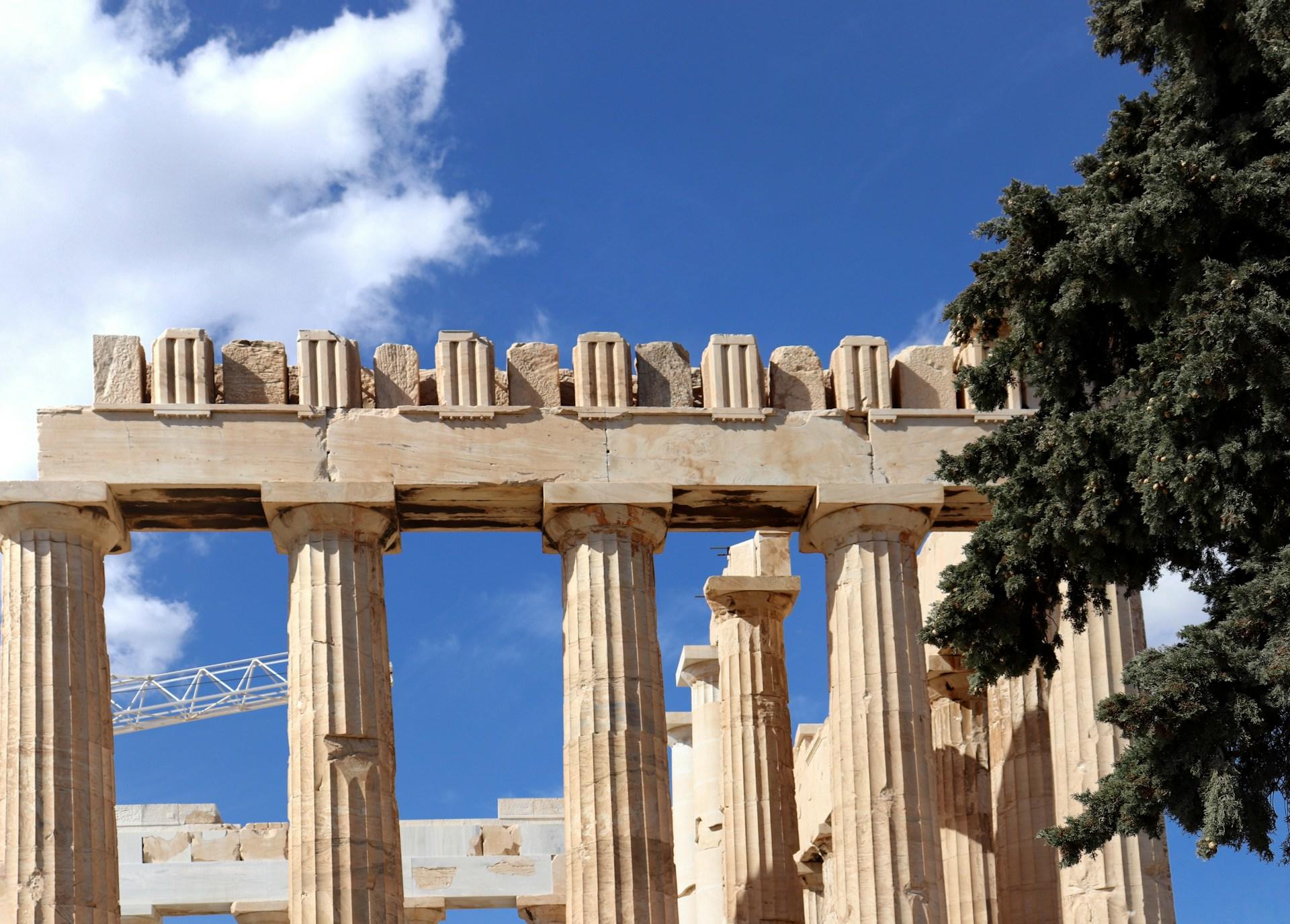 Gammelt bygg fra antikkens Hellas med blå himmel.