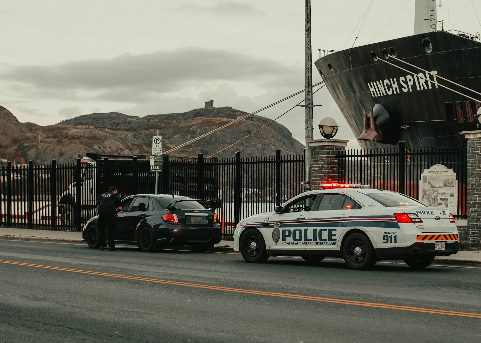 Politiet har stoppet en sort bil og gir fartsbot.