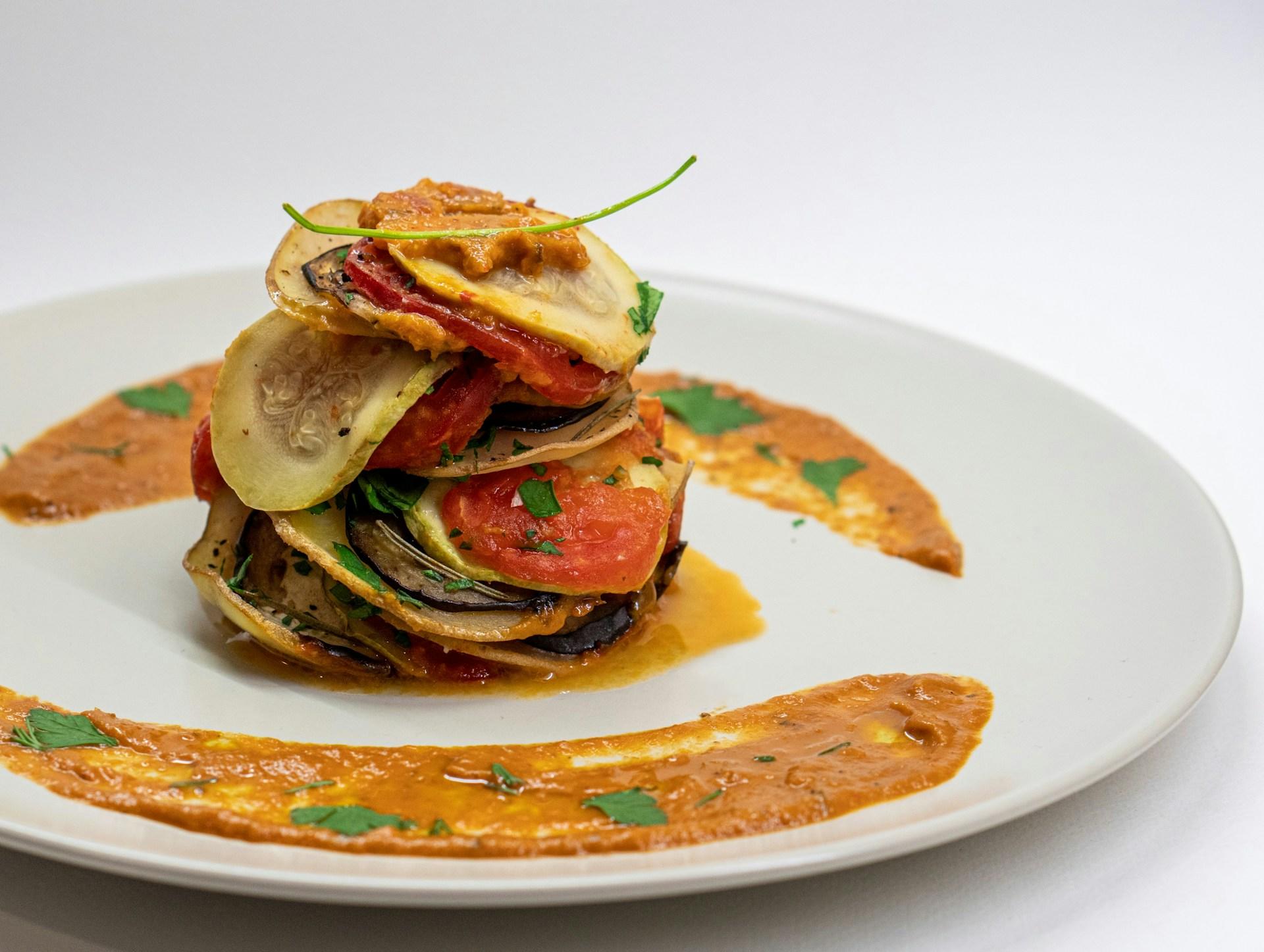 dandert ratatouille på hvit tallerken.