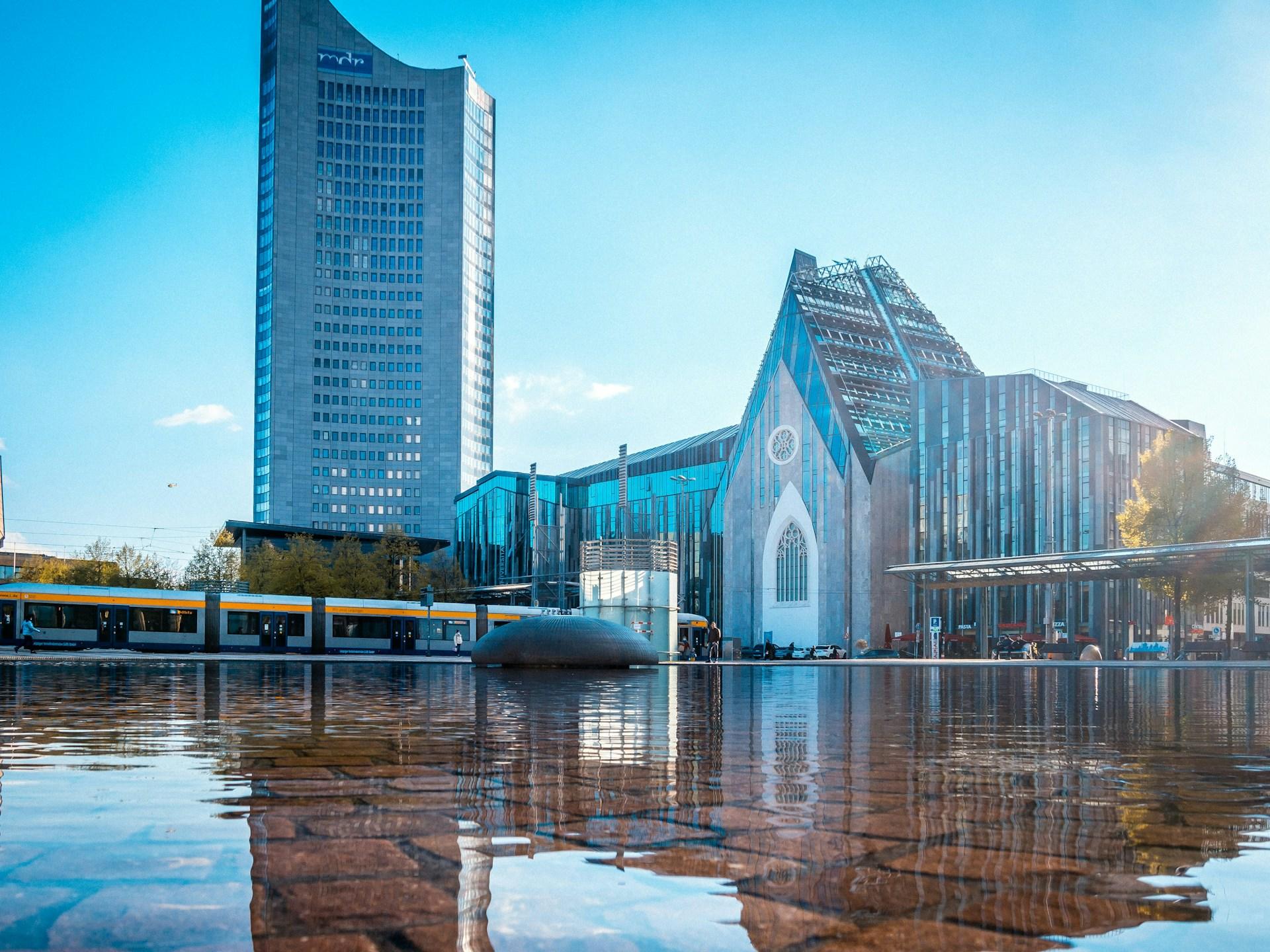 Universitetet i Leipzig med vann foran.