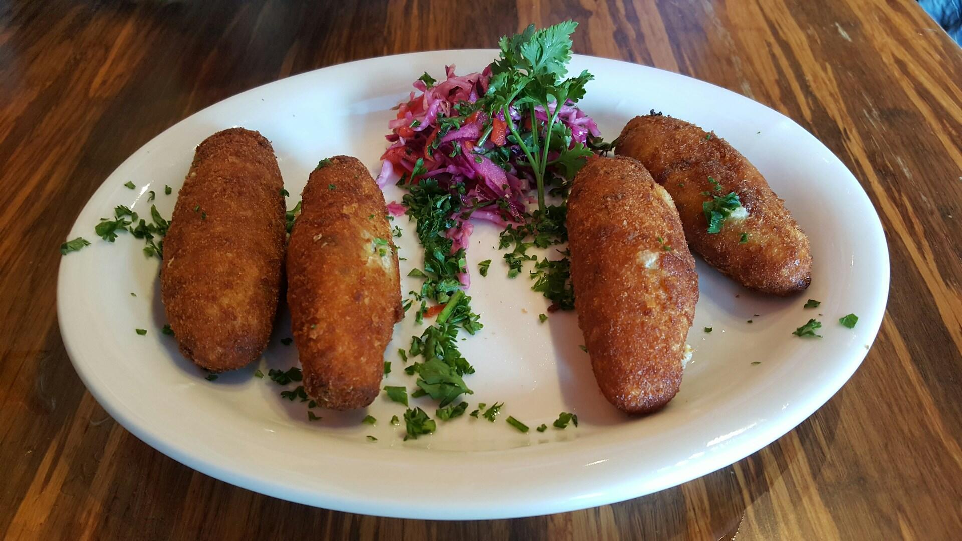 Croquetas – friterte spanske kroketter med sprø panering, servert med fargerik salat og persille