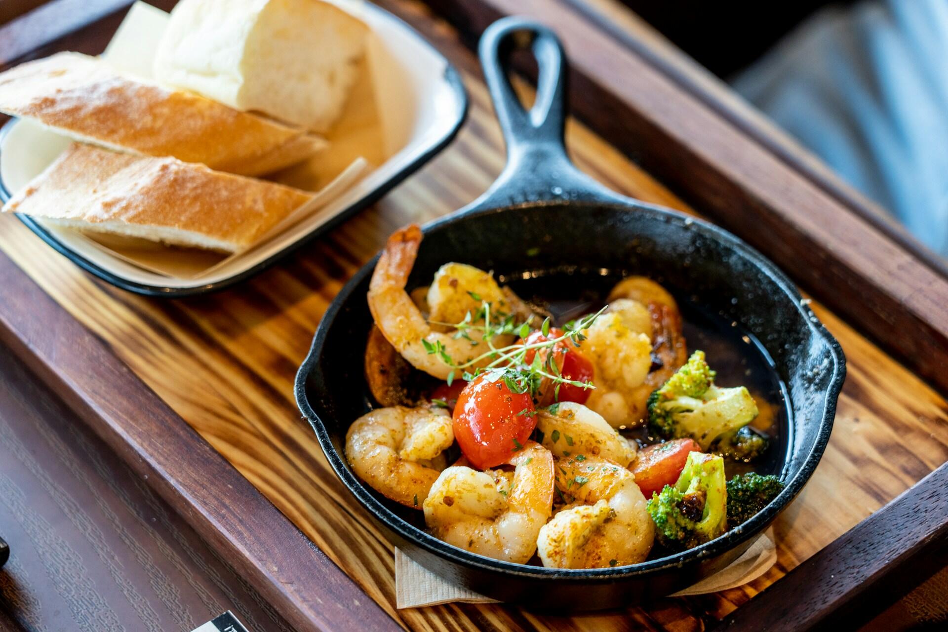 Gambas al ajillo – stekte reker i jernpanne med hvitløk, tomater og grønnsaker, servert med brød