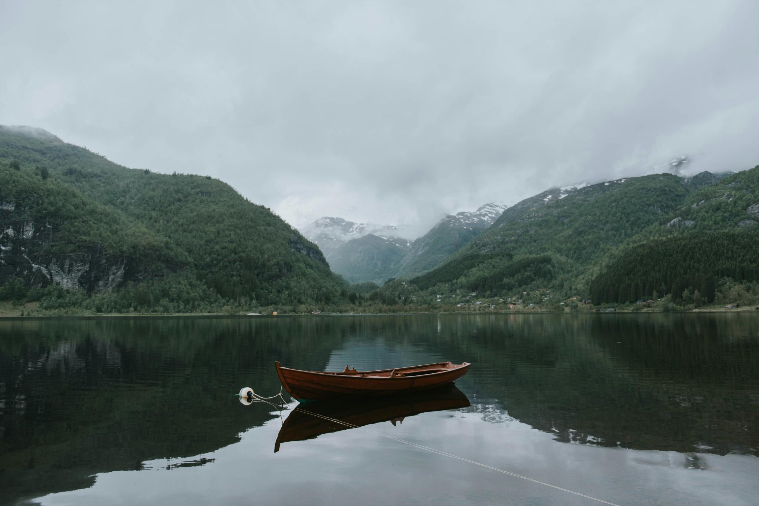Bilde av snekke på Hardangerfjorden med utsikt over fjorden