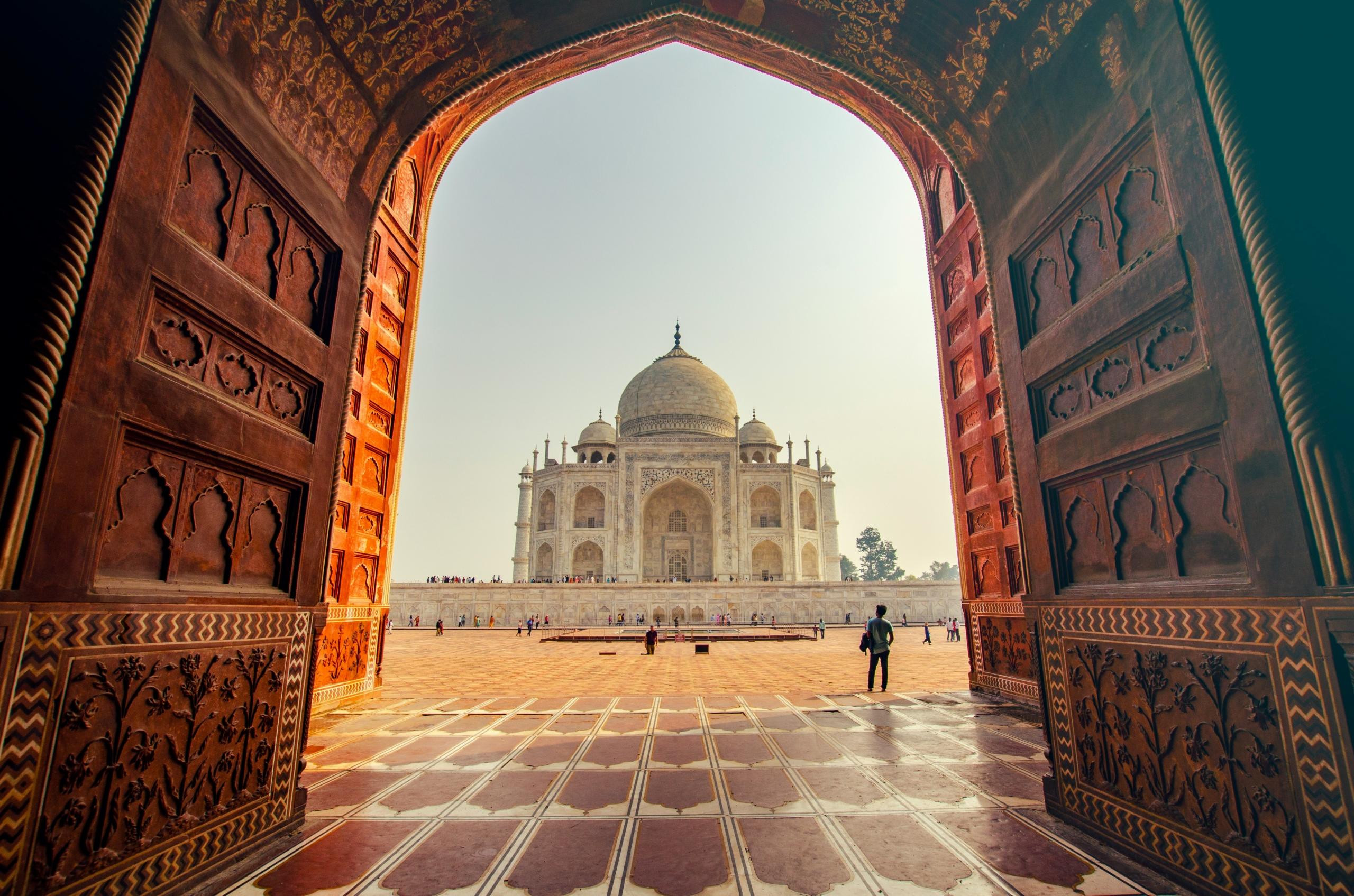 Taj Mahal sett fra en utsmykket port