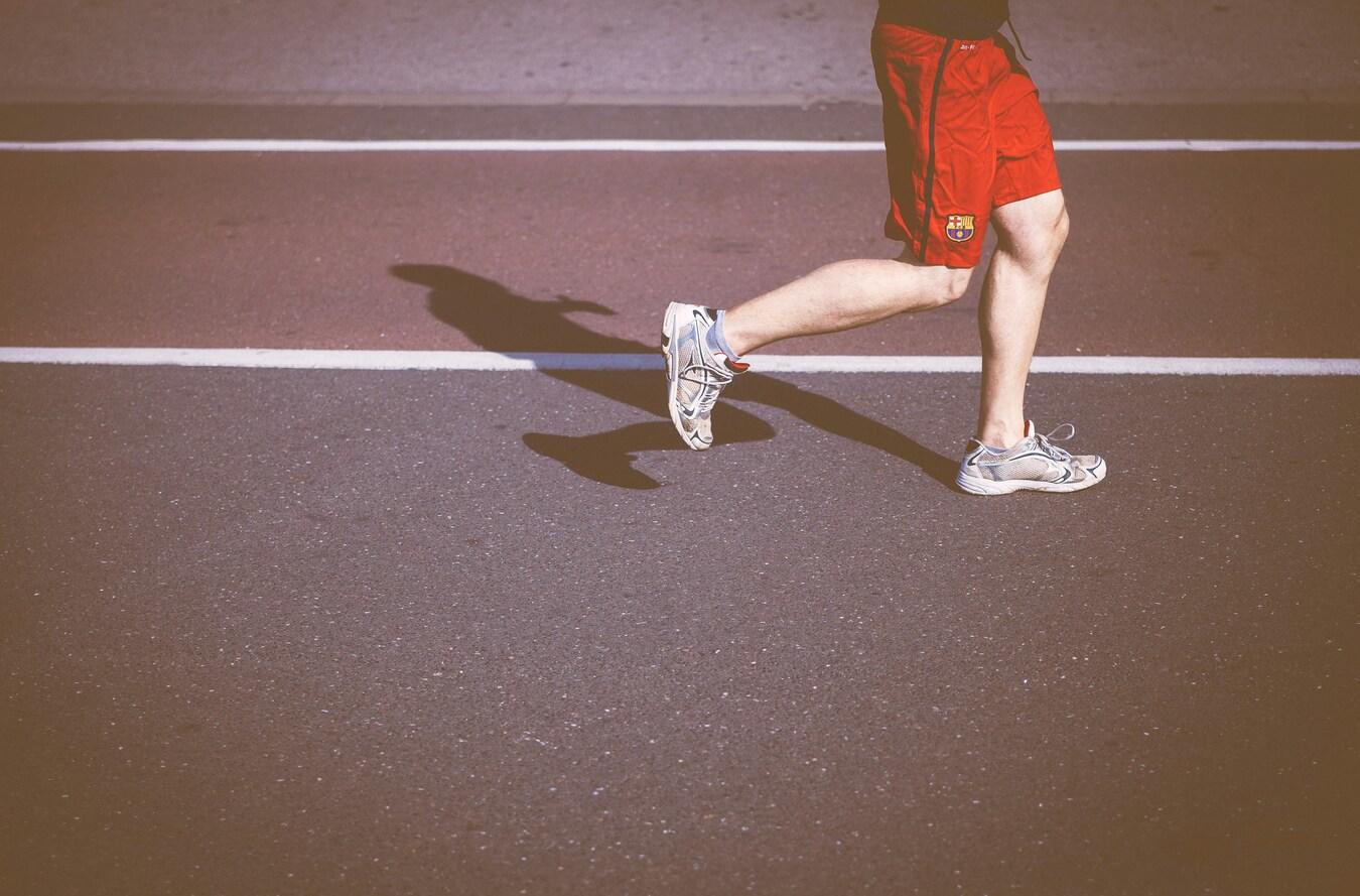 Person som jogger på en løpebane utendørs.