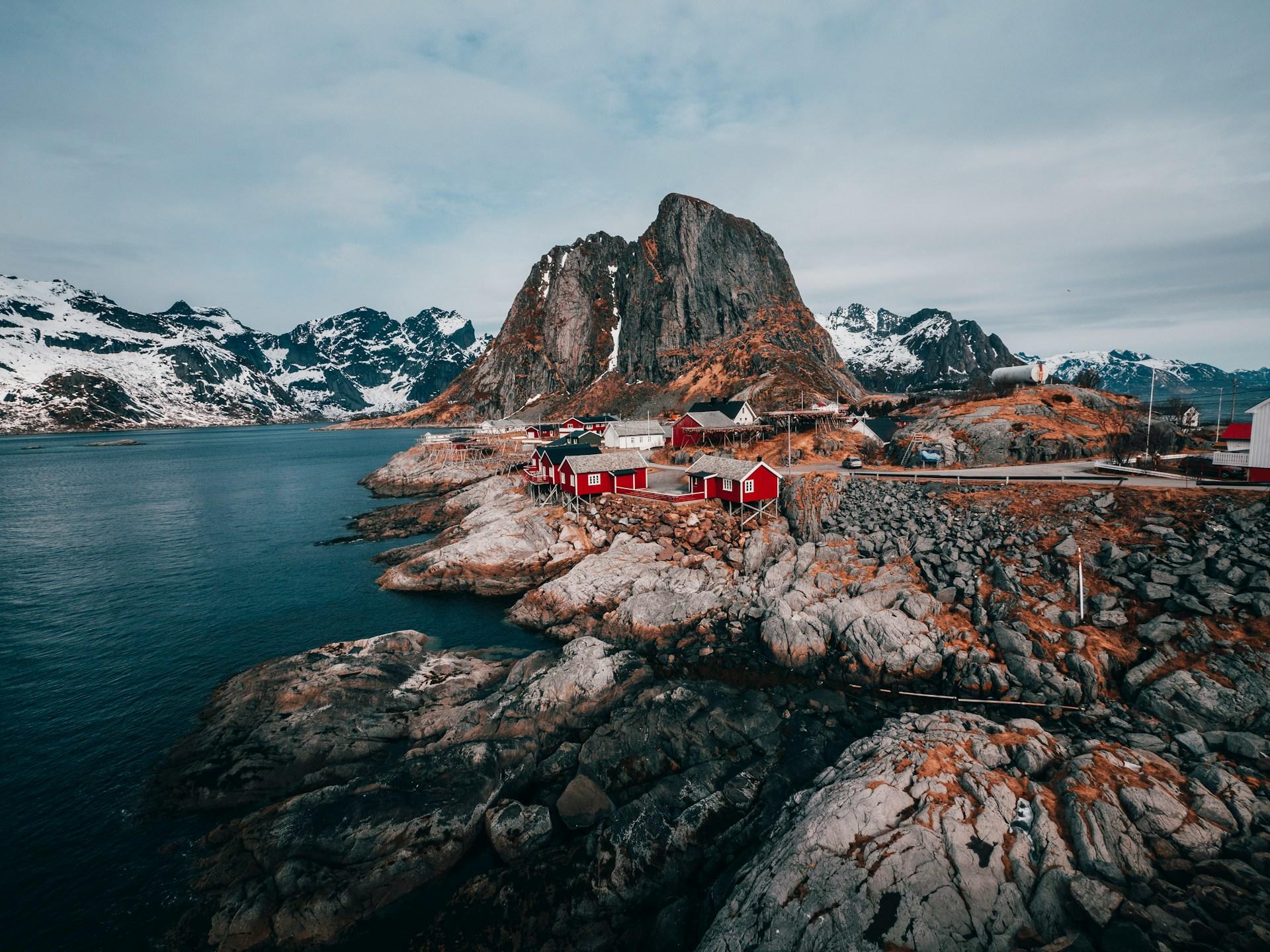 Norsk natur ved kysten med fjell.