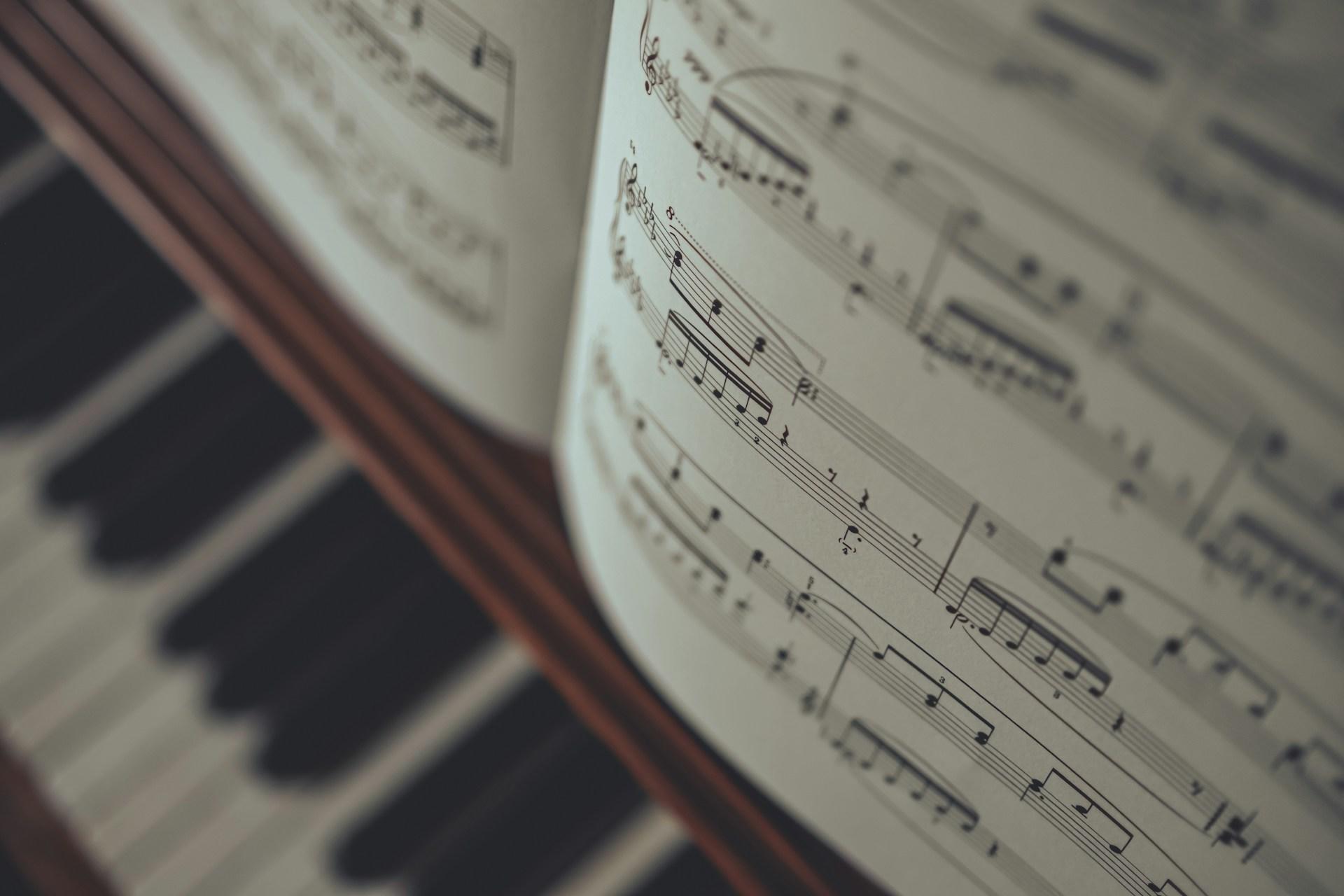 Noter og piano.
