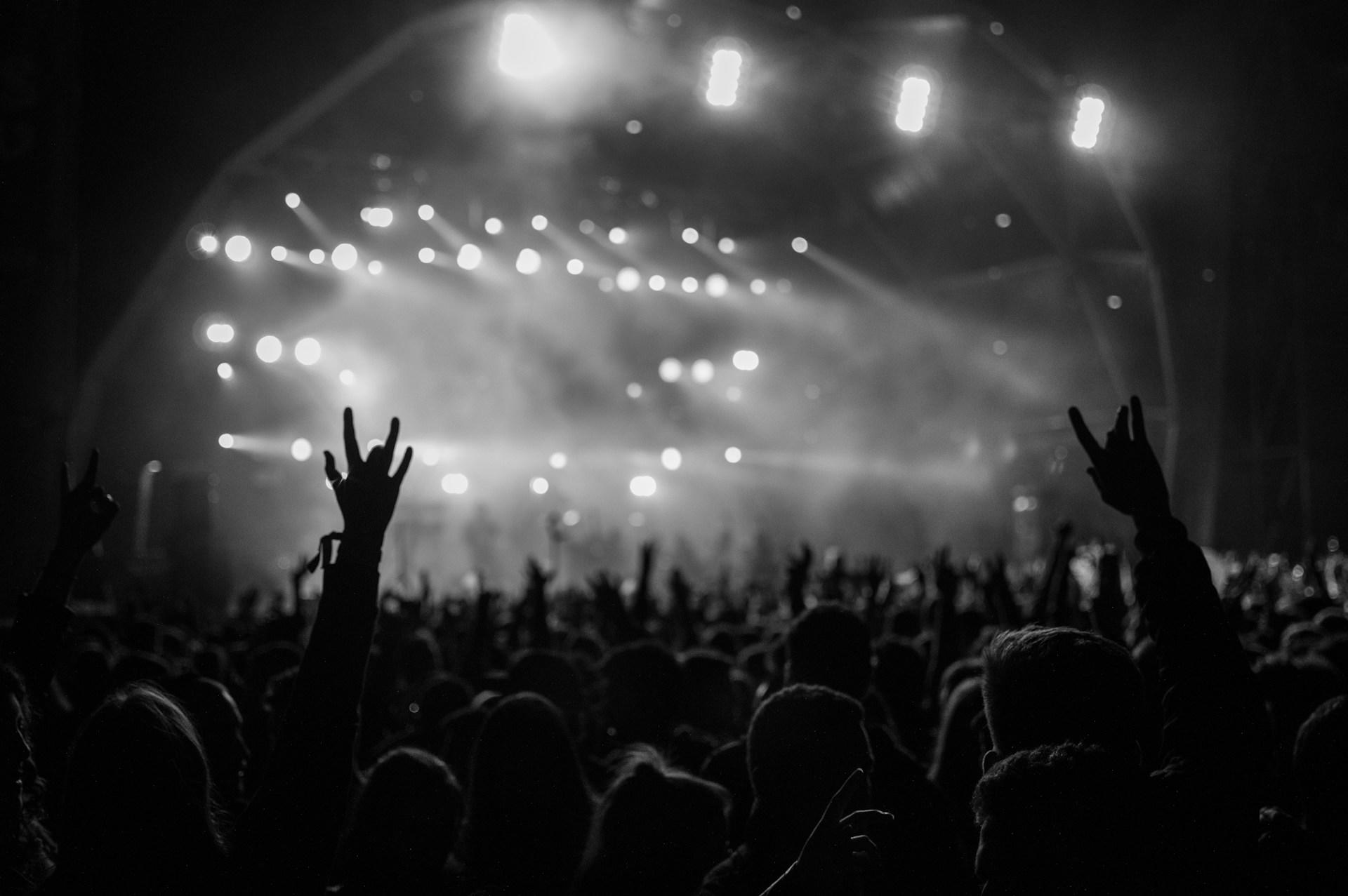 Hender i publikum på konsert.