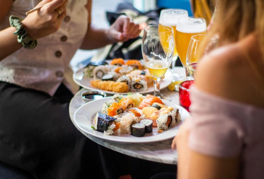Sushi-måltid på en restaurant.