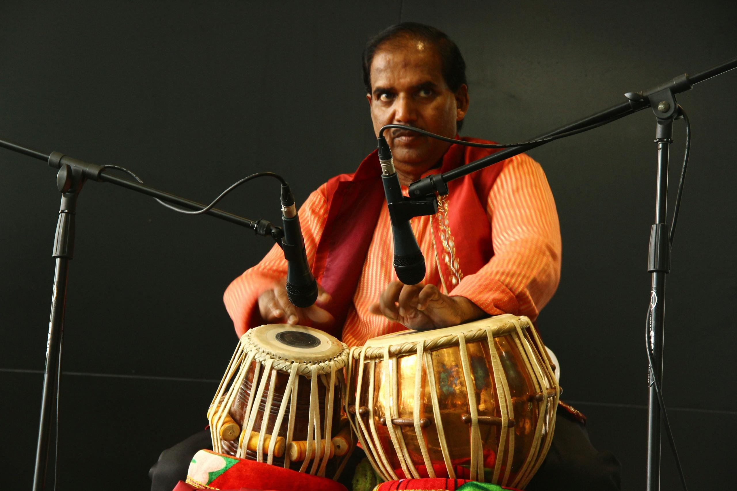 Musiker som spiller på en tabla