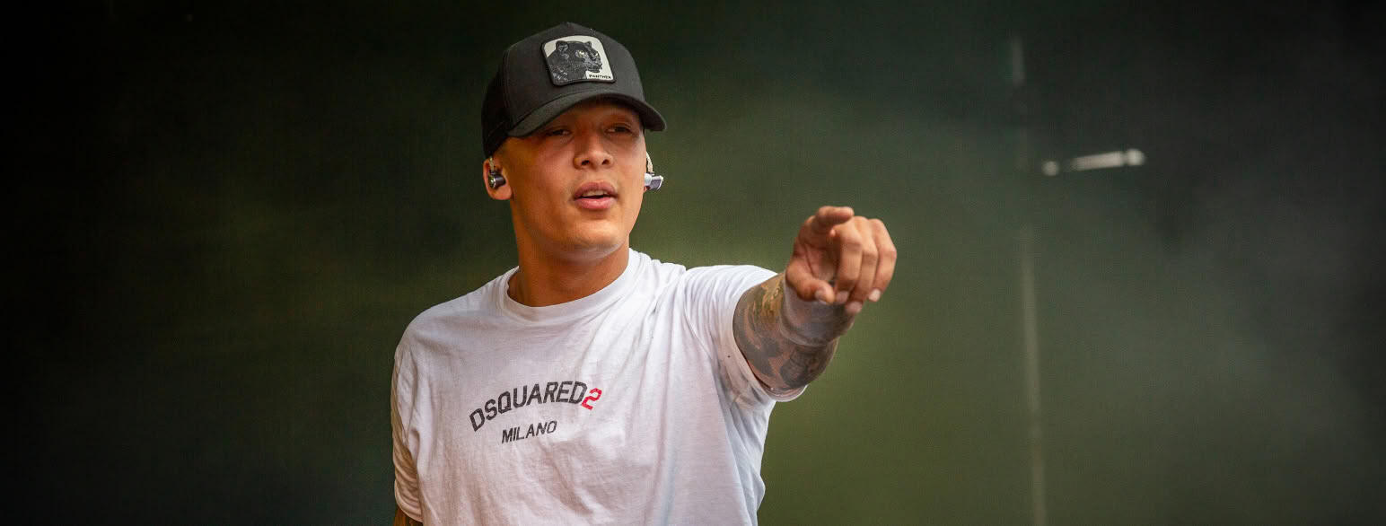 rapperen Kamelen i hvit t skjorte