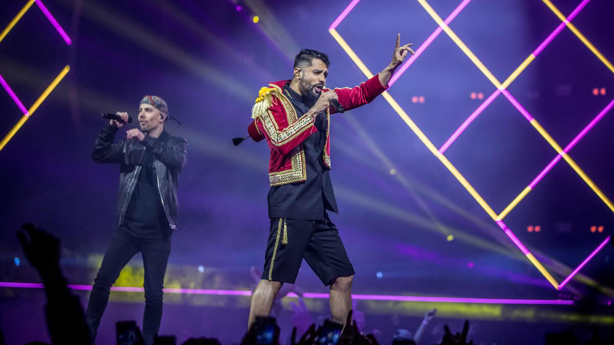 gruppa Karpe opptrer på scenen