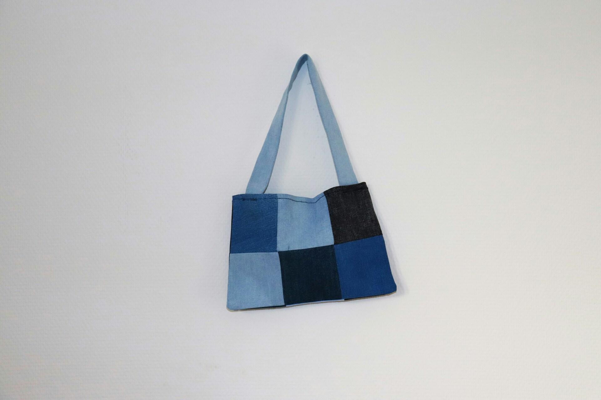 Hjemmelaget patchwork-veske i ulike blå denim-nyanser med skulderrem