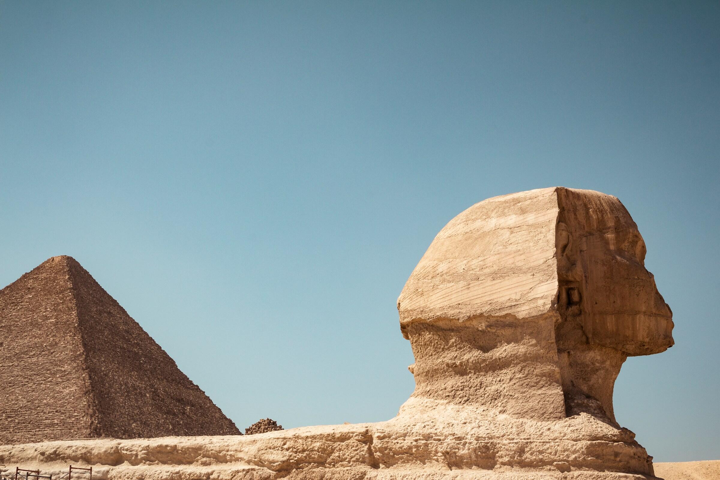 En pyramide og steinutforming av en konge i Egypt.