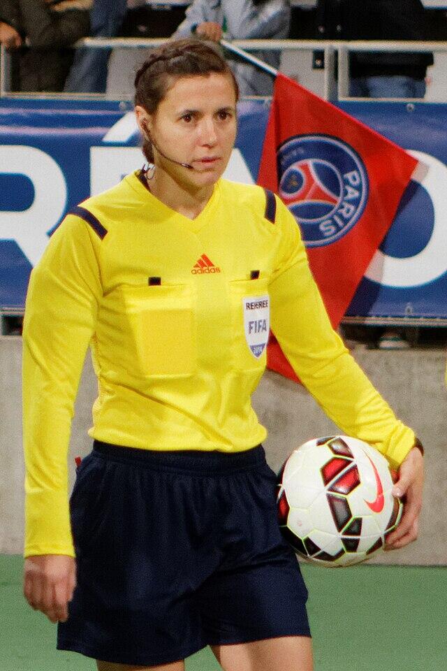 Kateryna er fra Ukraina og kvinnelig fotballdommer