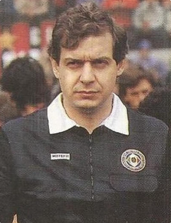 Fotballdommer Pierluigi i sort overdel