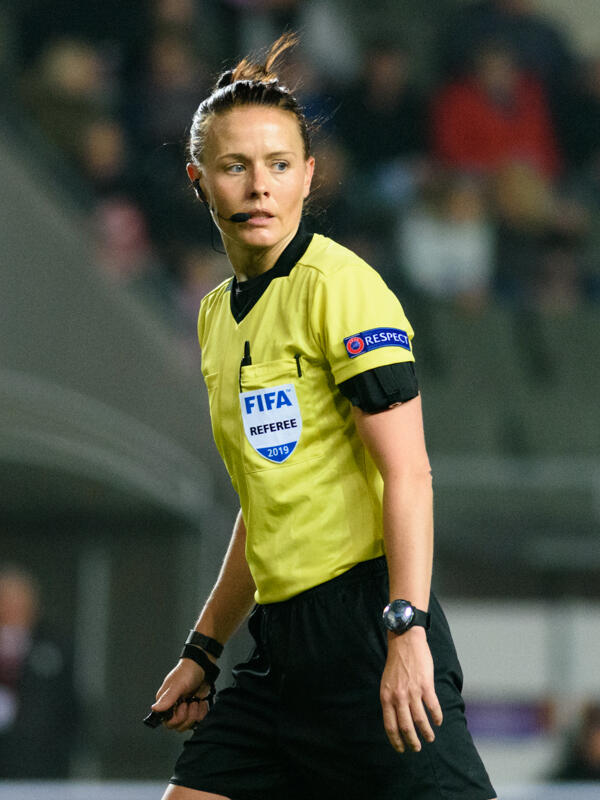 Rebecca Welch kvinnelig fotballdommer fra England