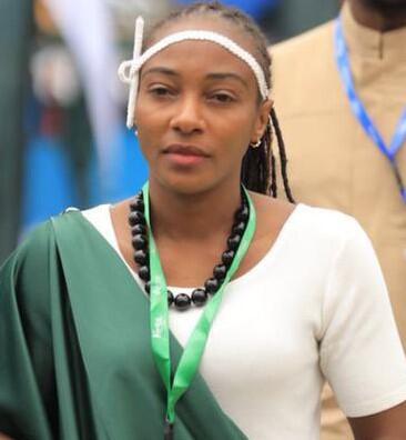 Salima kvinnelig fotballdommer fra Rwanda med tradisjonell drakt
