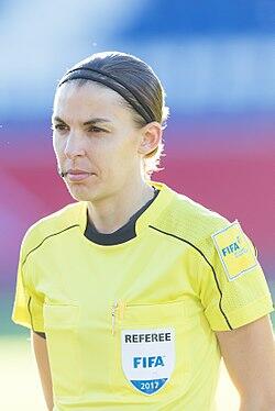 Bilde av Stephanie som er kvinnelig fotballdommer fra Frankrike