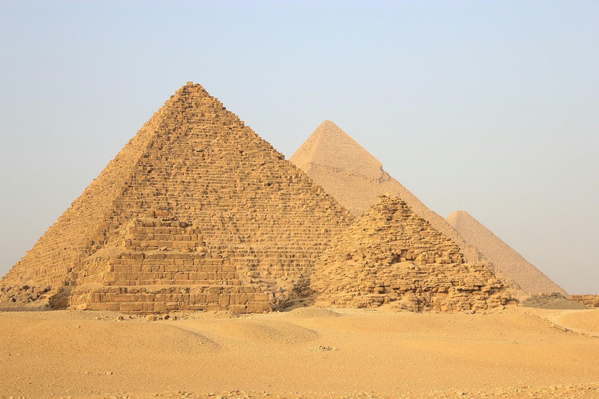 Pyramider med masse sand rundt.