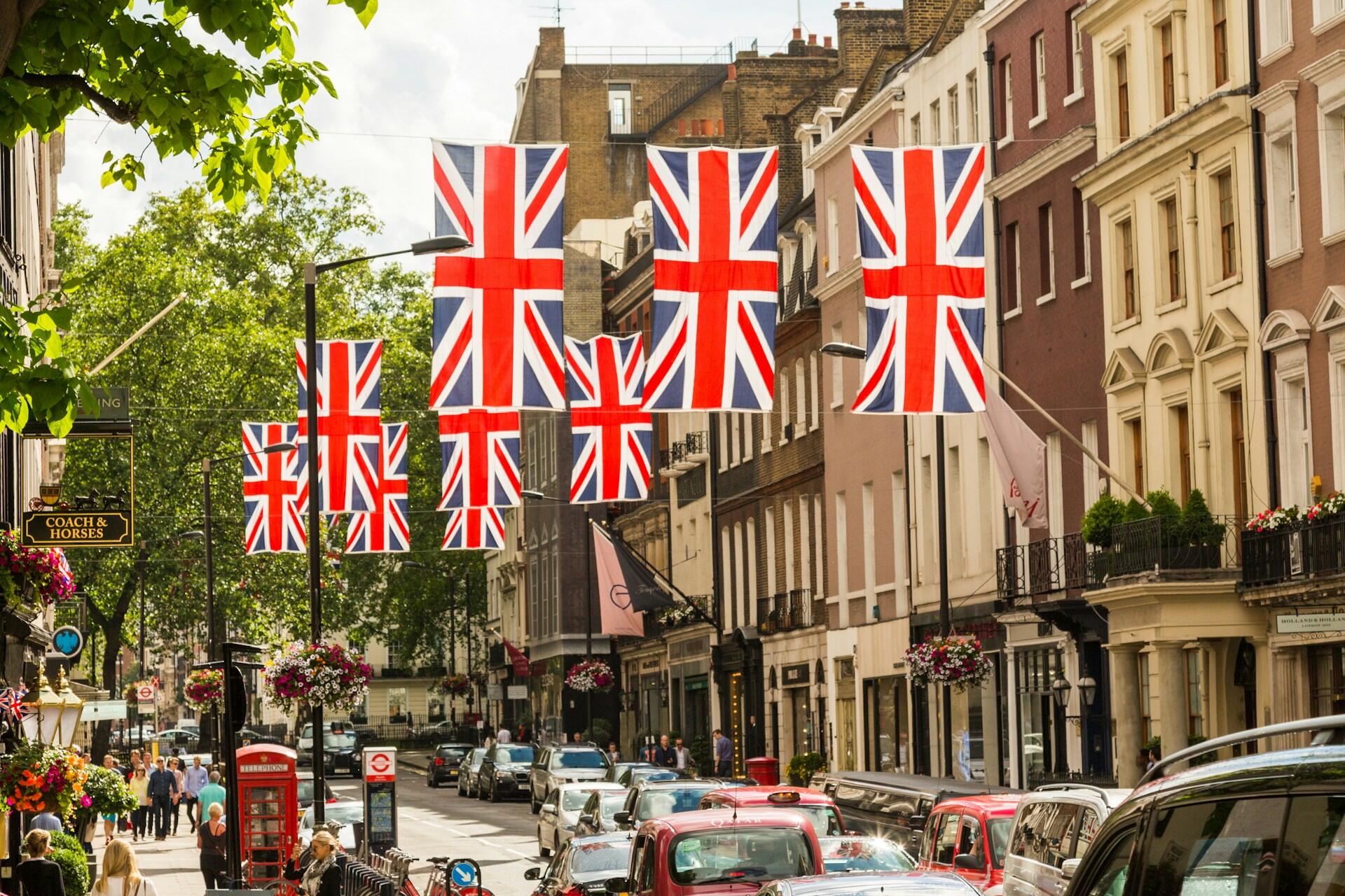 Travel gate i England med britiske flagg hengende over veien.