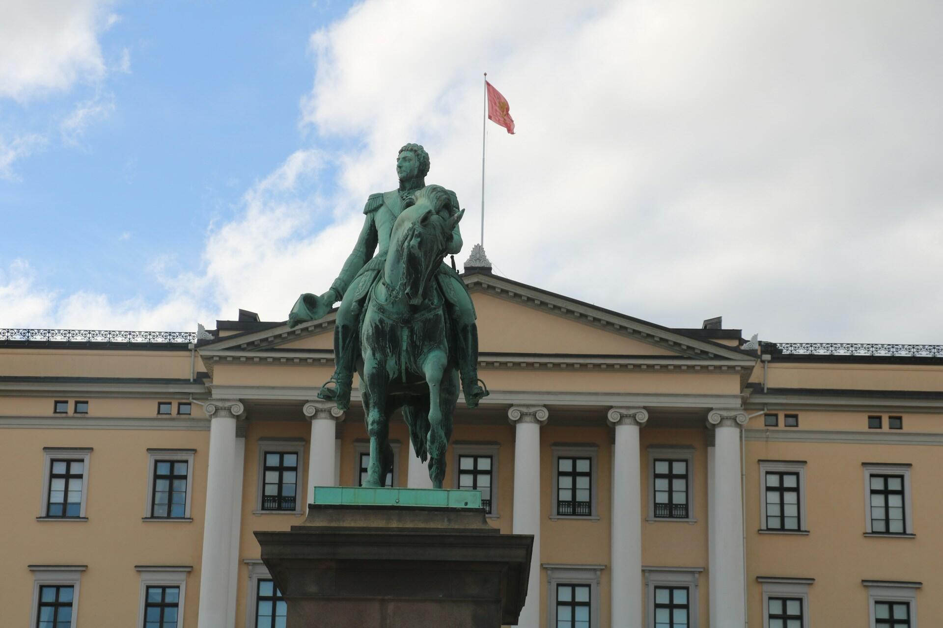 Statuen av Karl Johan på hest, utenfor Slottet i Oslo.