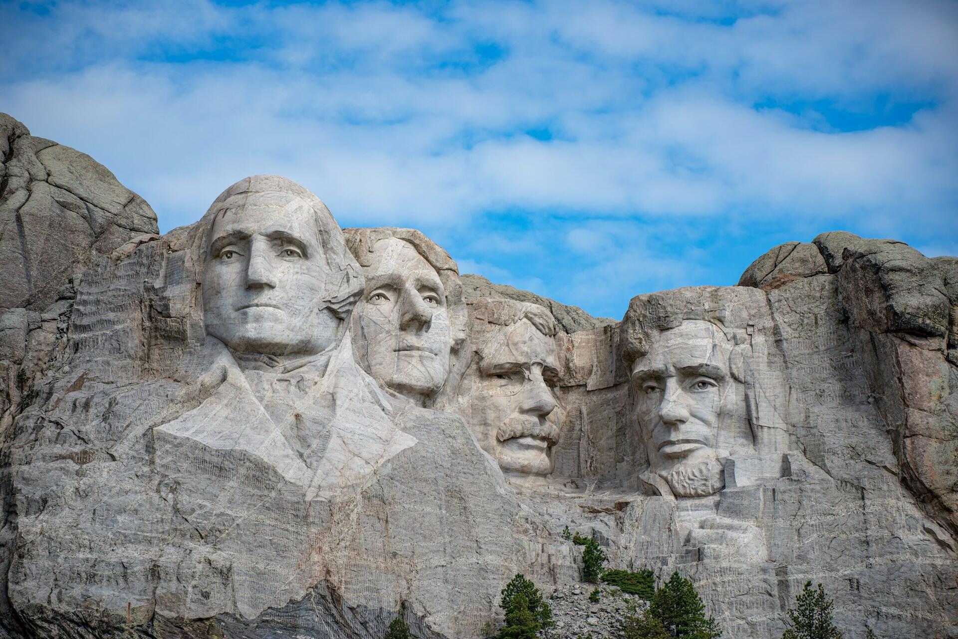 Bilde av fjes gravert inn i stein av amerikanske presidenter i Mount Rushmore.