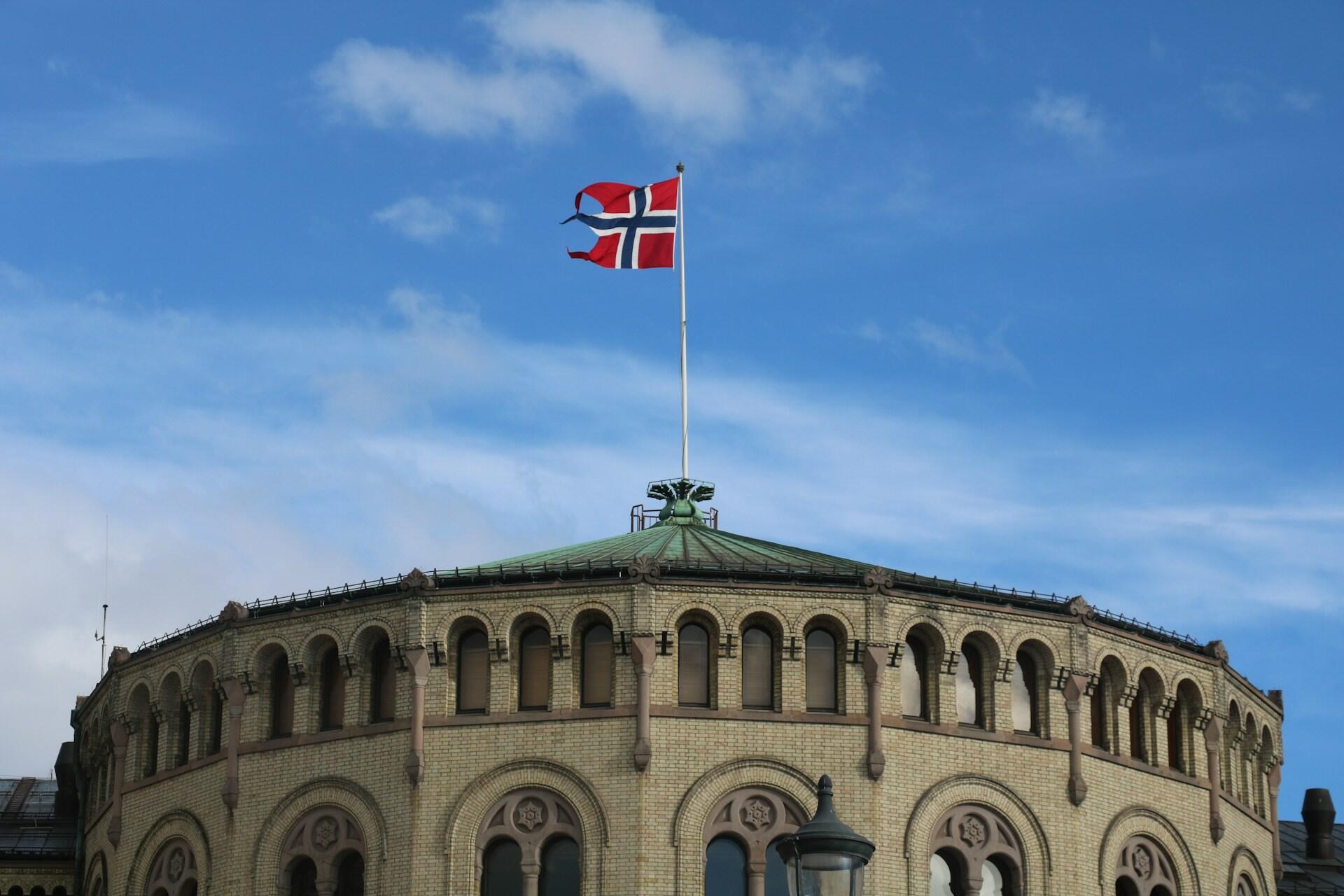 Utsikt til Stortinget i Oslo, hvor viktige politiske taler holdes.