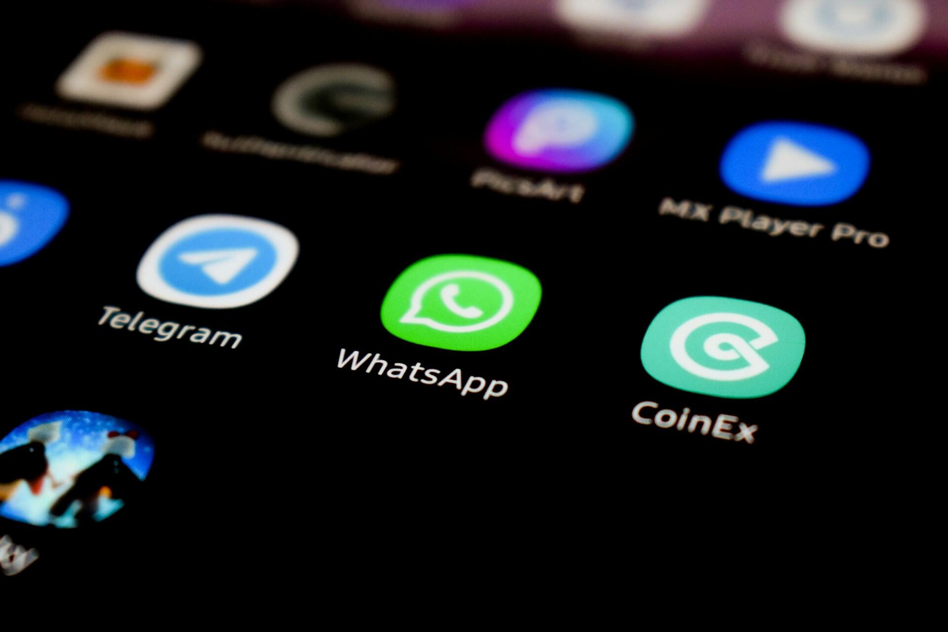 Nærbilde av ikoner for blant annet WhatsApp på en mobiltelefon.