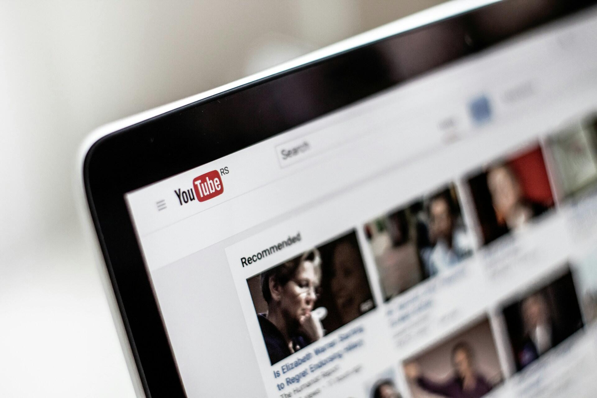 Utsnitt av hjørnet på en pc skjerm med YouTube på.