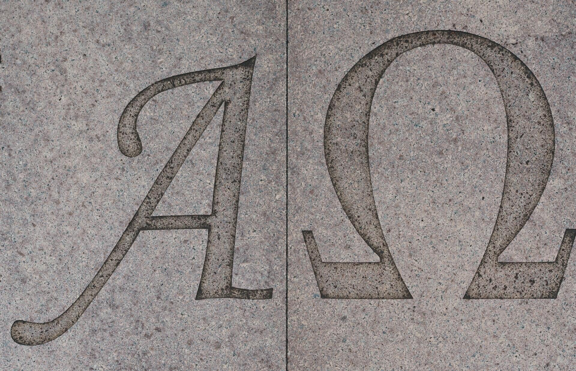 De greske bokstavene alfa og omega gravert i stein